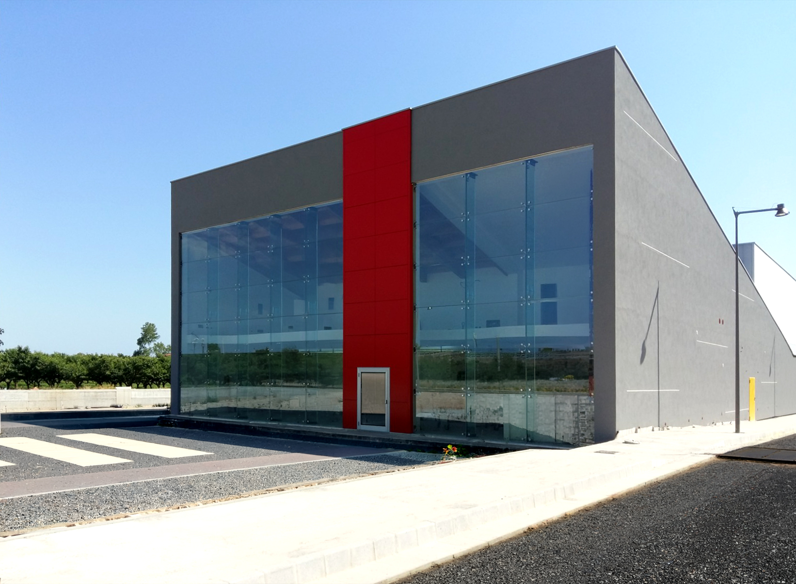 Facciata vetrata di un edificio commerciale