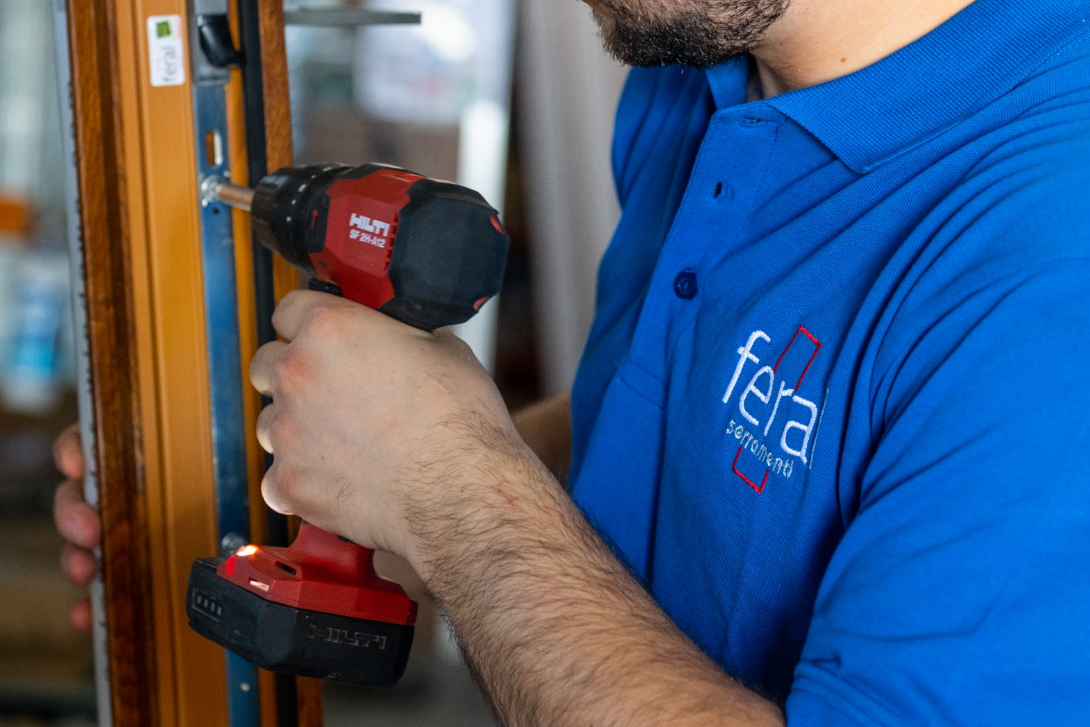 Tecnico Albano Serramenti al lavoro